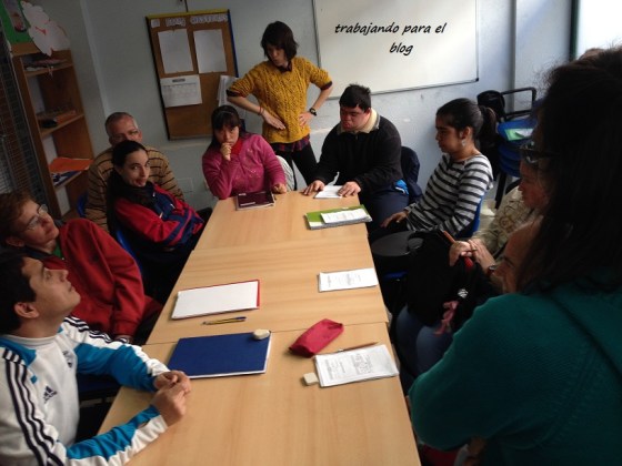 Los chicos trabajan en equipo para el blog.