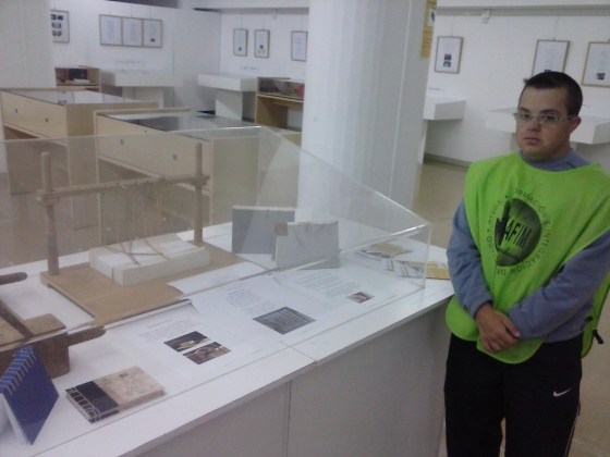 A Gorka le encantaron las   ilustraciones de los cuentos