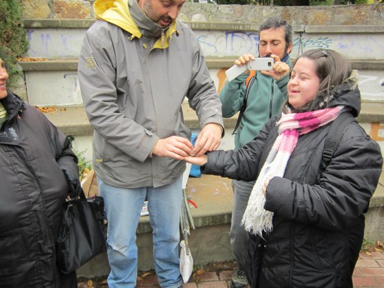 María justo antes de que se vuele el pajarito