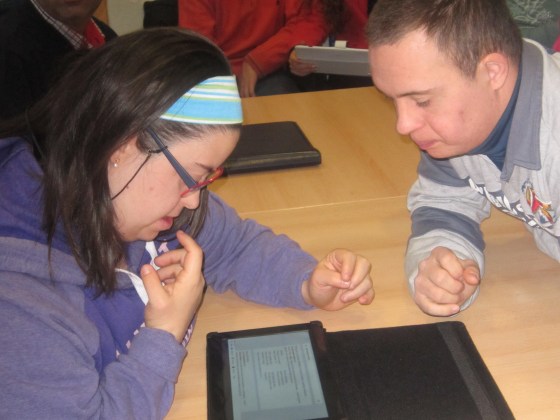 María y Juanma buscan páginas de mariquitas en internet