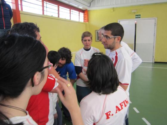 Antonio da las indicaciones al equipo