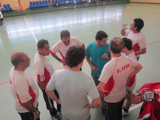 Antonio, el Mister, da instrucciones al equipo