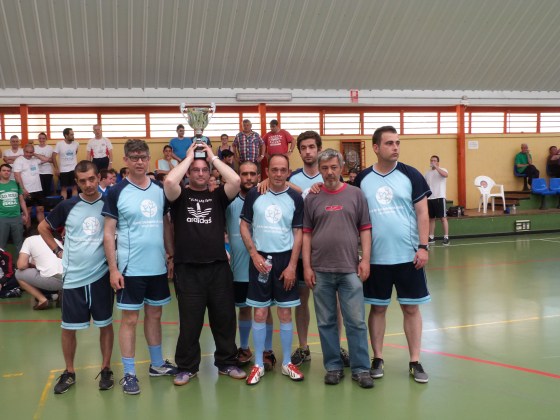 FEAFES levanta el trofeo