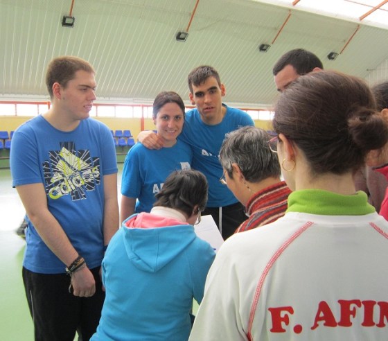 Todos participan en la recogida de información para la crónica