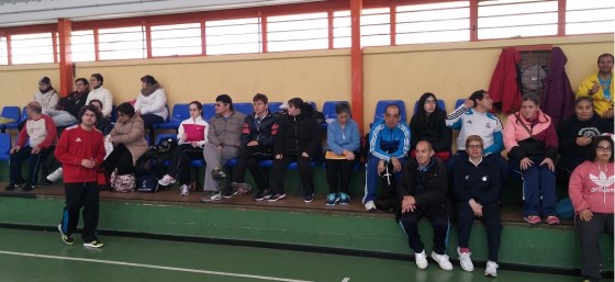 En las gradas hay tiempo para todo: diversión, nervios y atención al juego