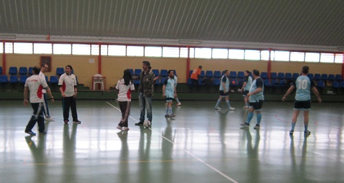 El árbitro da instrucciones