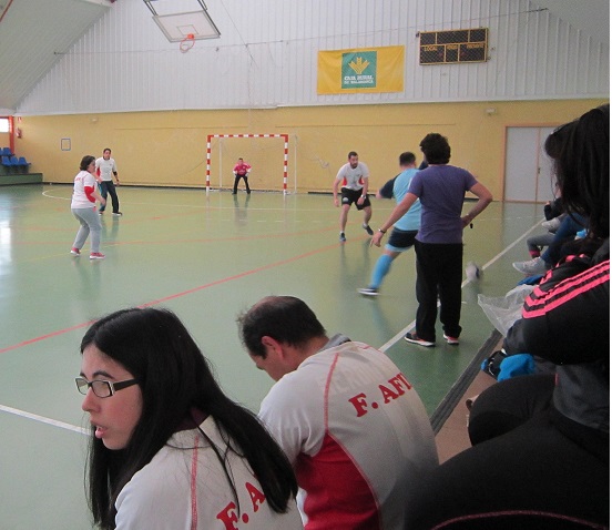 La grada anima a los dos equipos