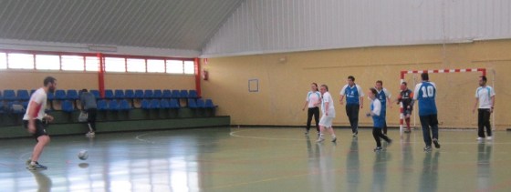 Como sólo hay un balón, todos lo quieren :D