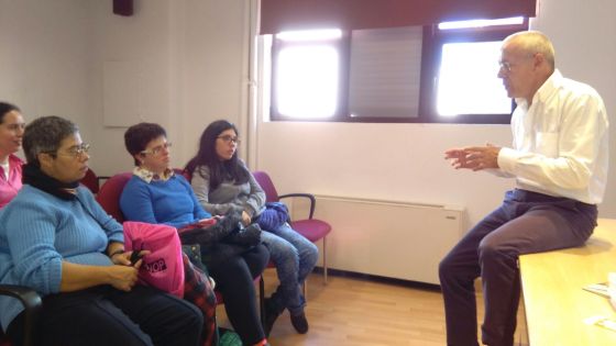 Muy atentos a las explicaciones de Juan